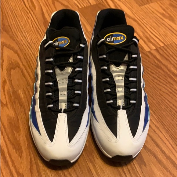 Nike AirMax 95 SE Windbreaker Sneaker - Picture 4 of 8